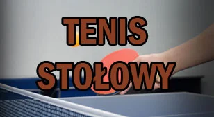 W tle widoczna ręka z rakietką do gry w tenisa stołowego z przodu widoczny napis tenis stołowy
