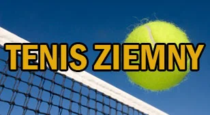 W tle piłka do gry w tenisa ziemnego przelatująca nad siatką z przodu widoczny napis tenis ziemny